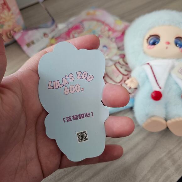 Lilla Lucky Cat Honeyland Enchantment Vinyl Plush Pendent OPEN BOX Blueberry - Picture 7 of 11